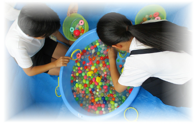 競ったり、助け合ったりしてボールをGET！